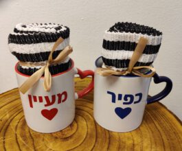 ספל עם ידית לב ושם, כולל שוקולדים או מגבת מטבח בתוכו